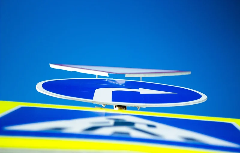 Qui fournit les panneaux de signalisation ?