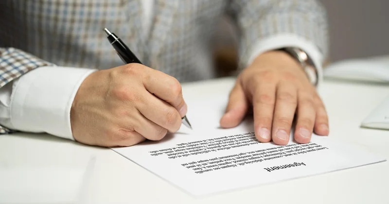La signature P.O. a-t-elle une valeur légale ? Les risques réels