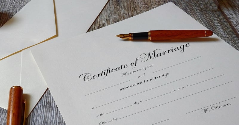 Signature p/o : tout savoir sur cette mention et son usage en entreprise